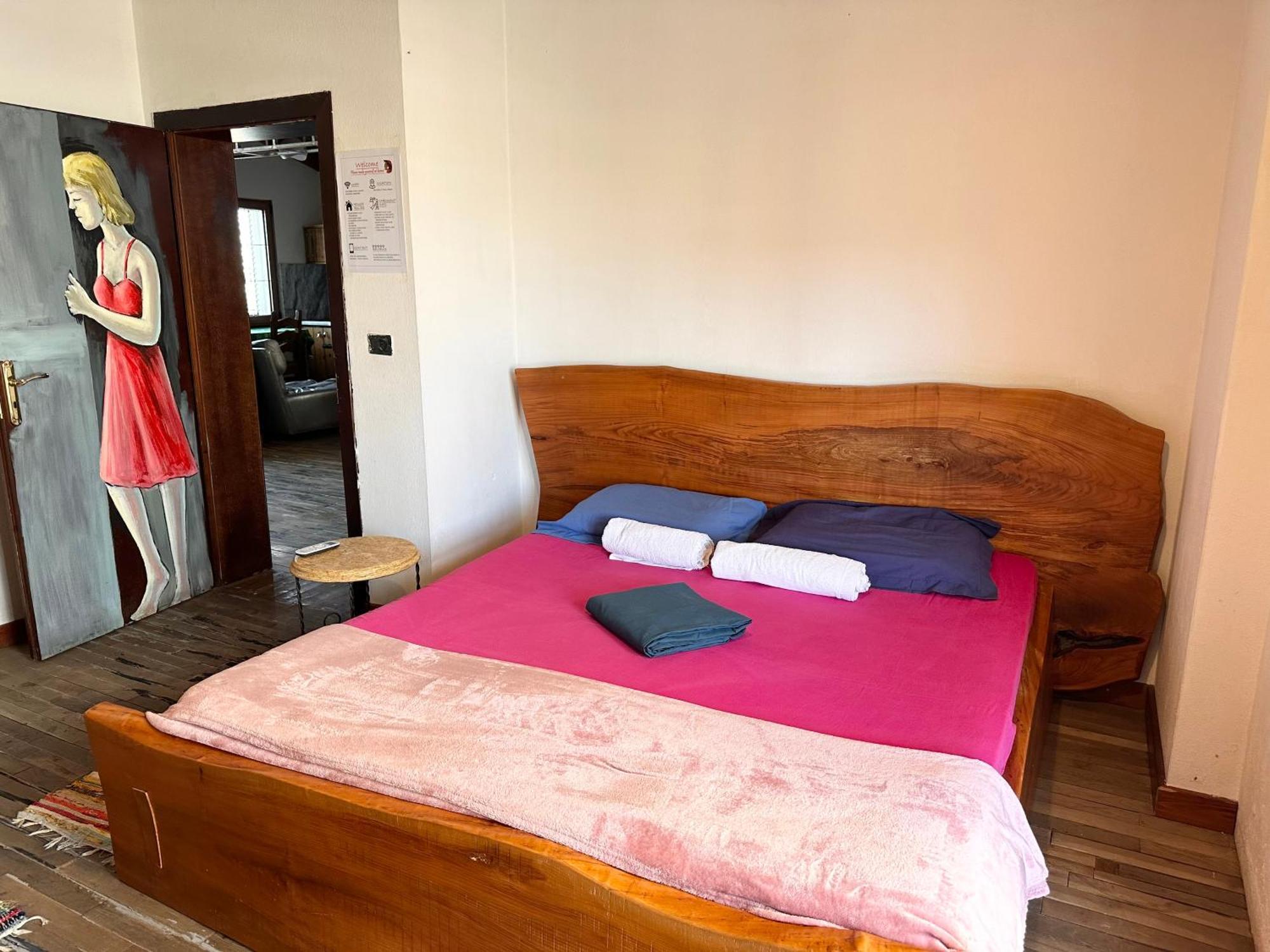 Divina Hostel Tirana Bagian luar foto