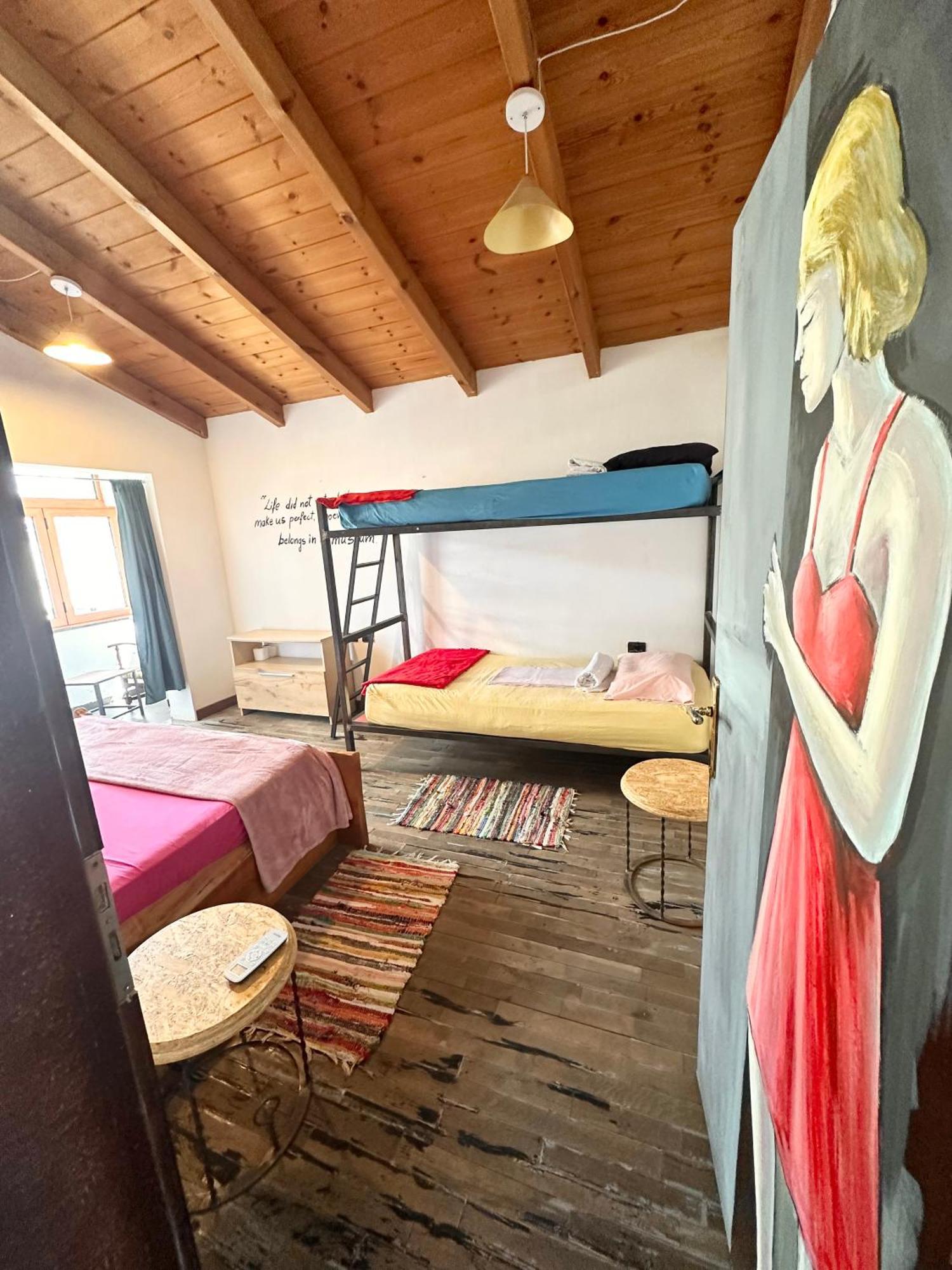 Divina Hostel Tirana Bagian luar foto